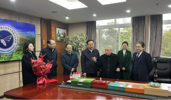 重庆市张安疆副市长慰问向仲怀院士并关心age动漫
发展